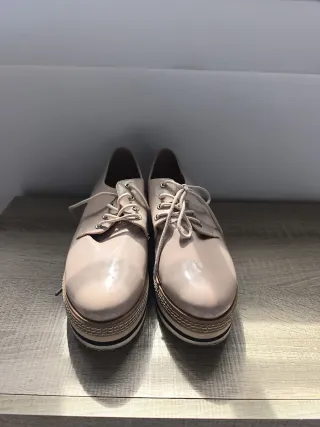 Zapatos planos beige con plataforma