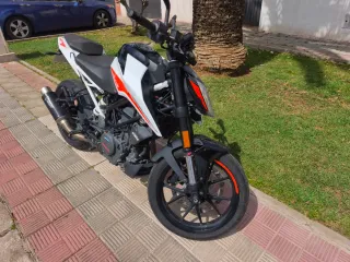KTM Duke 390 NAKED Blanca y Naranja