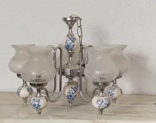 Lámpara de araña de cristal y metal