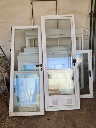 7 Ventanas y 1 Puerta Blanca