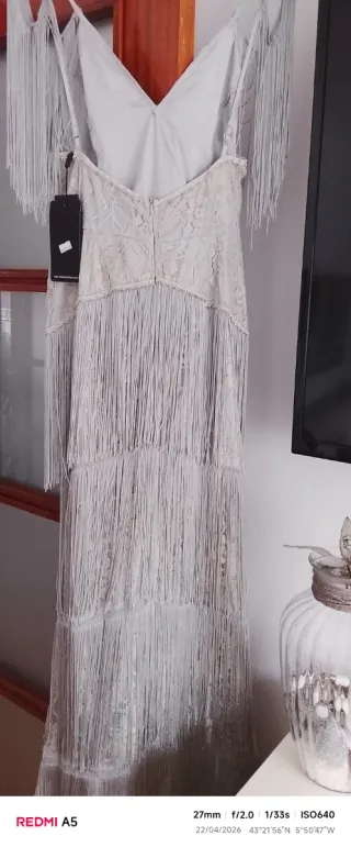 Vestido de fiesta  espectacular,con flecos, gris
