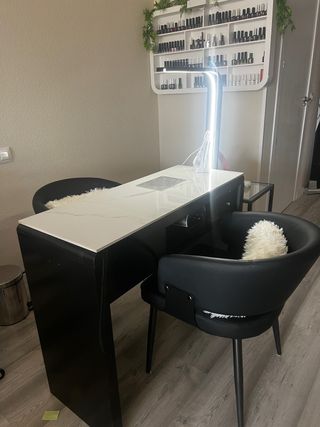 Mesa de manicura negra y blanca