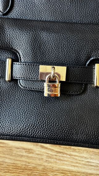 Bolso Guess Negro con Detalle Dorado