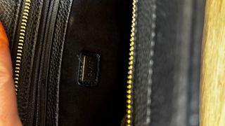 Bolso Guess Negro con Detalle Dorado