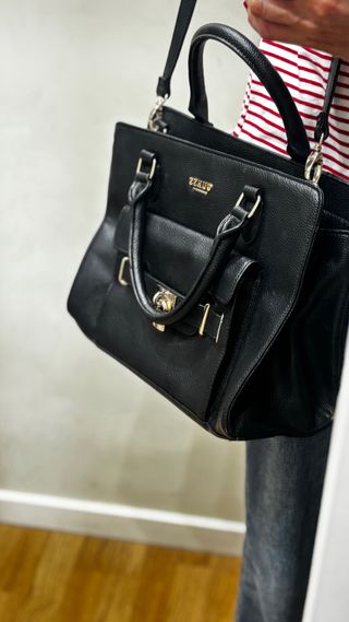 Bolso Guess Negro con Detalle Dorado