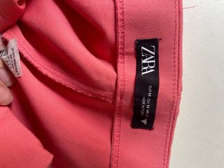 Falda Zara rosa con volantes