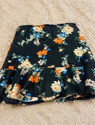 Falda corta estampada floral negra