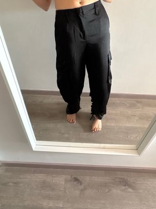 Pantalones cargo Zara negros satén bolsillos