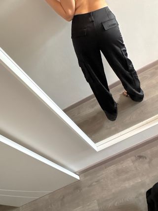 Pantalones cargo Zara negros satén bolsillos