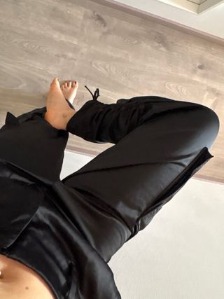 Pantalones cargo Zara negros satén bolsillos