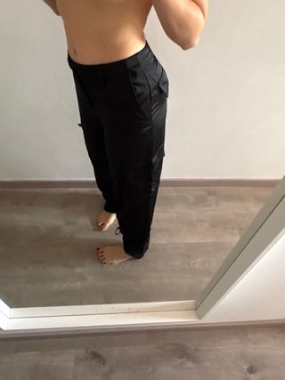 Pantalones cargo Zara negros satén bolsillos