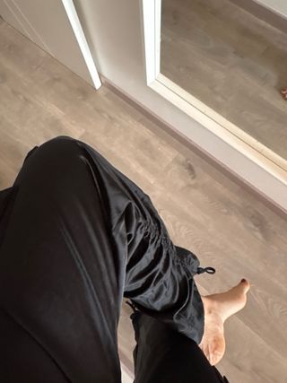 Pantalones cargo Zara negros satén bolsillos