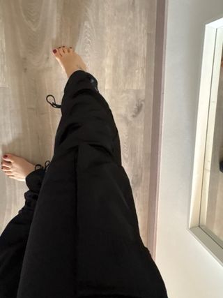 Pantalones cargo Zara negros satén bolsillos