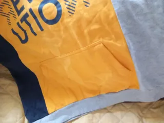 Sudadera con capucha y bolsillo frontal