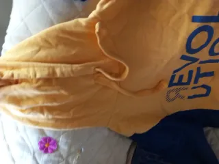 Sudadera con capucha y bolsillo frontal