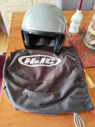 Casco de moto gris con diseño deportivo retro