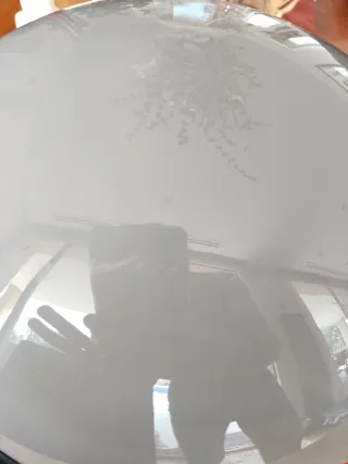 Casco de moto gris con diseño deportivo retro