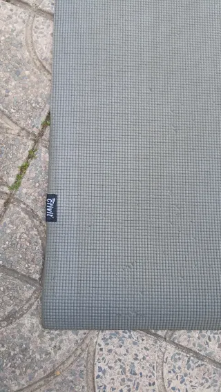 Esterilla de yoga gris con correa