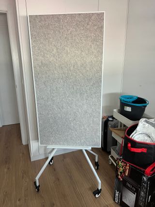 Pizarra IKEA con ruedas y borrador