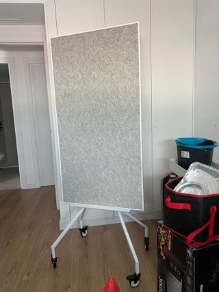 Pizarra IKEA con ruedas y borrador