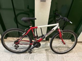 Bicicleta de montaña roja y blanca