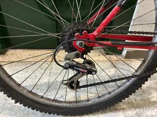 Bicicleta de montaña roja y blanca