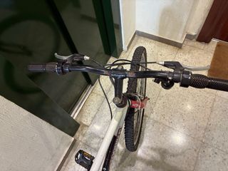 Bicicleta de montaña roja y blanca