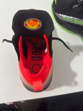 Nike LeBron 18 GS Negro Crimson Volt Sin caja