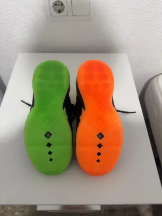 Nike LeBron 18 GS Negro Crimson Volt Sin caja