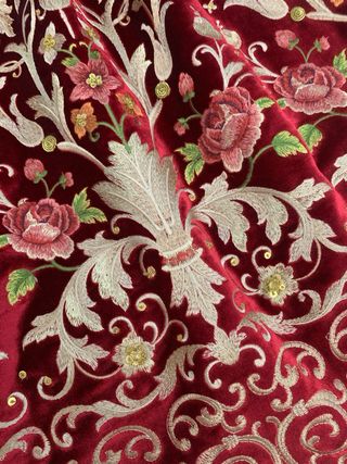 Saya completa de terciopelo rojo bordado en sedas