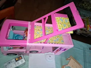 Caravana Barbie con accesorios