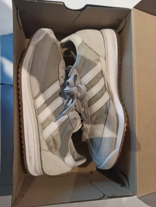 Zapatillas Adidas Originales Beige y Blancas