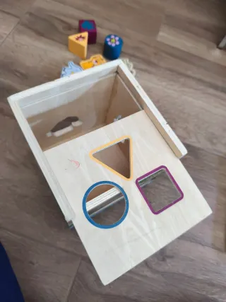 Juego de encajables de madera con figuras