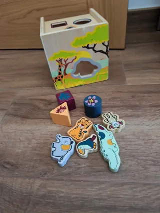 Juego de encajables de madera con figuras