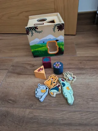 Juego de encajables de madera con figuras