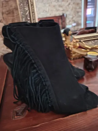 Botines de tacón con flecos negros