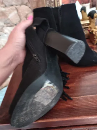 Botines de tacón con flecos negros