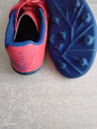 Botas de fútbol rojas y azules poco usadas
