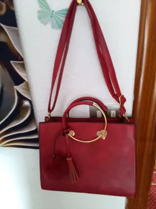 Bolso de mano rojo con asa dorada