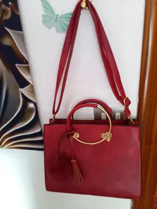Bolso de mano rojo con asa dorada