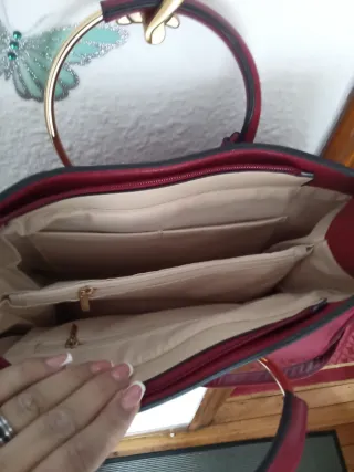 Bolso de mano rojo con asa dorada