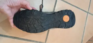 Botas de montaña grises y rojas