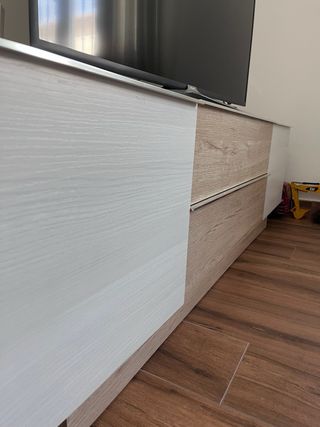 Mueble TV madera y blanco