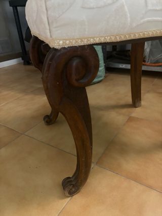 Silla antigua de madera y tela