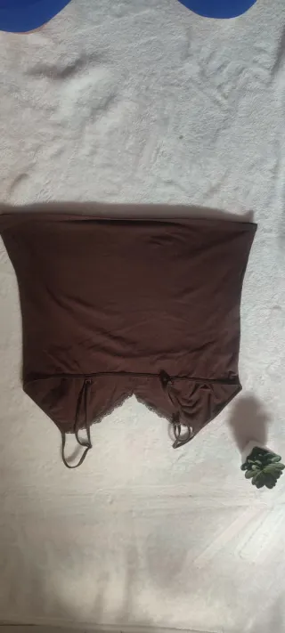 Camiseta tirantes marrón con encaje