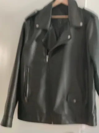 Chaqueta polipiel hombre negra