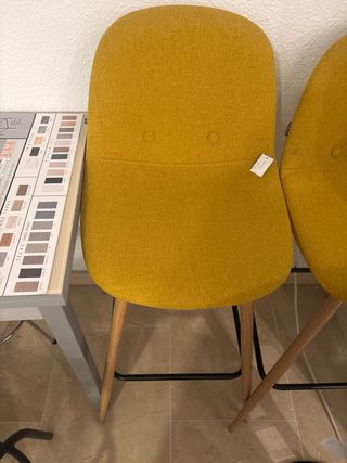 Taburete alto amarillo con patas metal madera