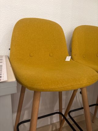 Taburete alto amarillo con patas metal madera
