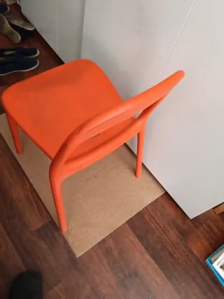 Silla naranja de plástico