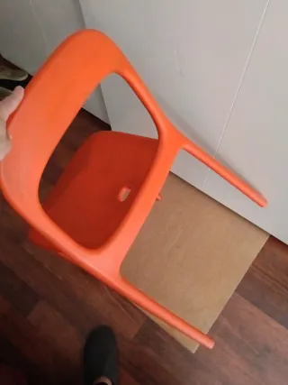 Silla naranja de plástico